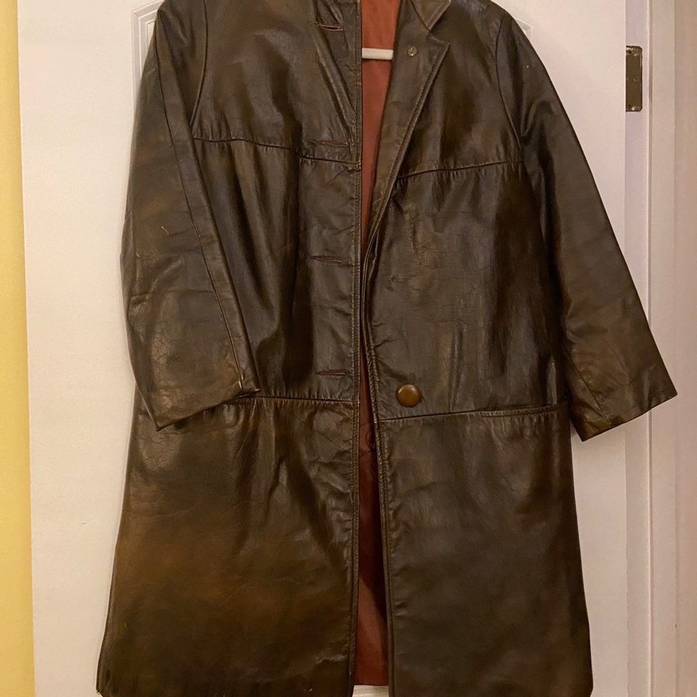 VINTAGE: Brown Trench Coat with Relaxed Fit and Full-Length Sleeves